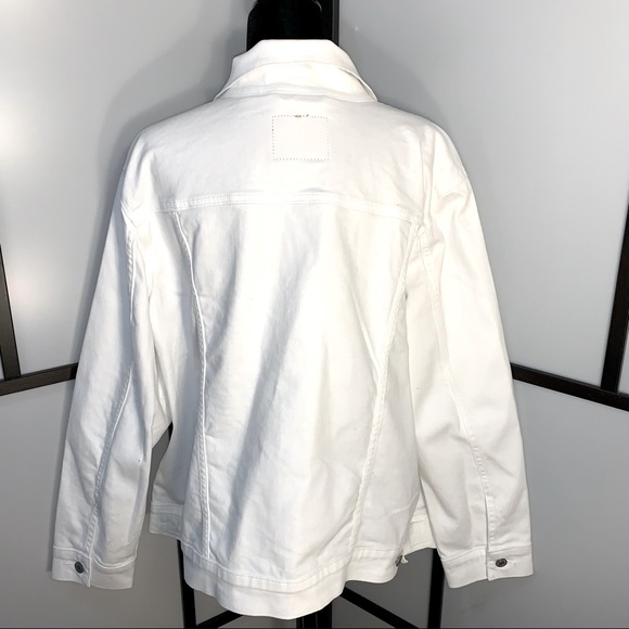 🆕Levi's Trucker Jacket Features an embroidered floral design at the chest - Picture 7 of 7